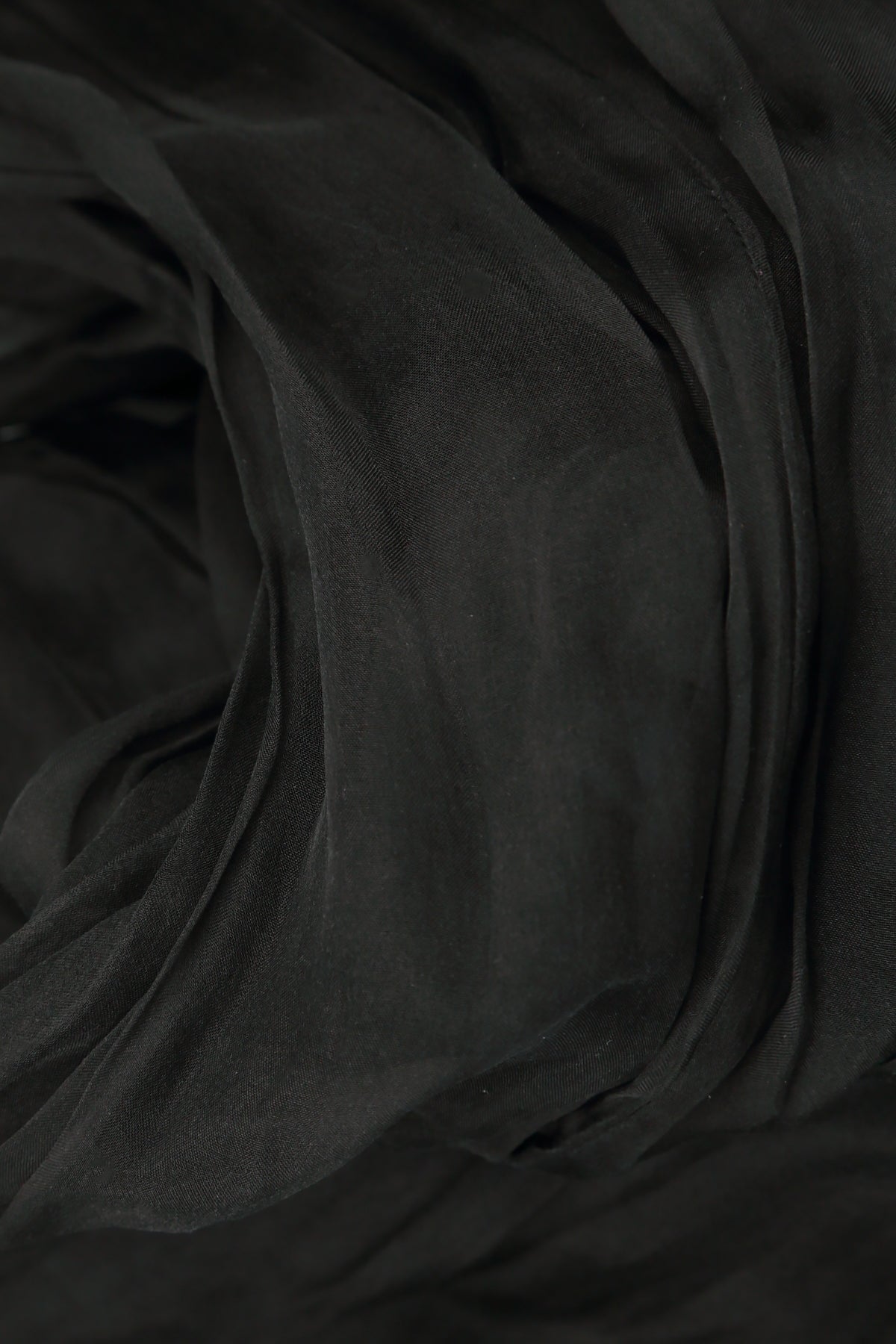 Schwarzes, knitterfreies Seidenchiffonkleid