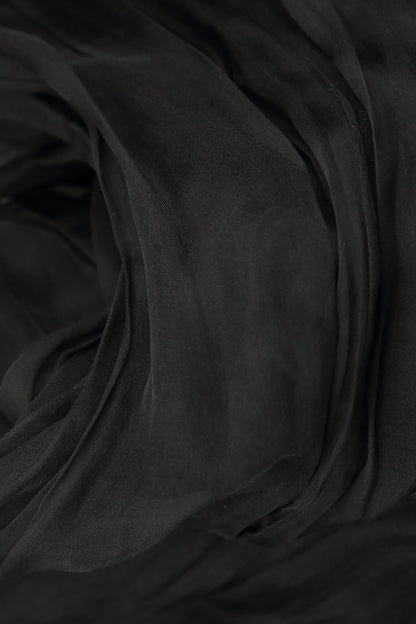 Schwarzes, knitterfreies Seidenchiffonkleid