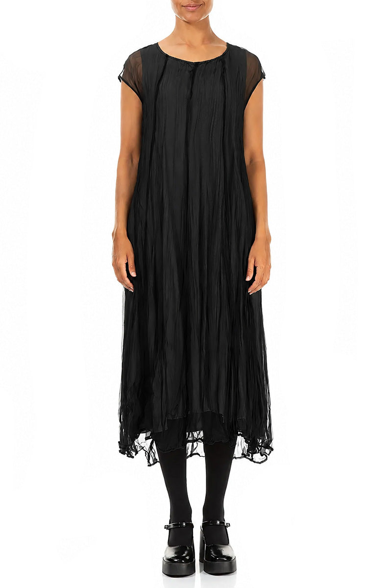 Schwarzes, knitterfreies Seidenchiffonkleid