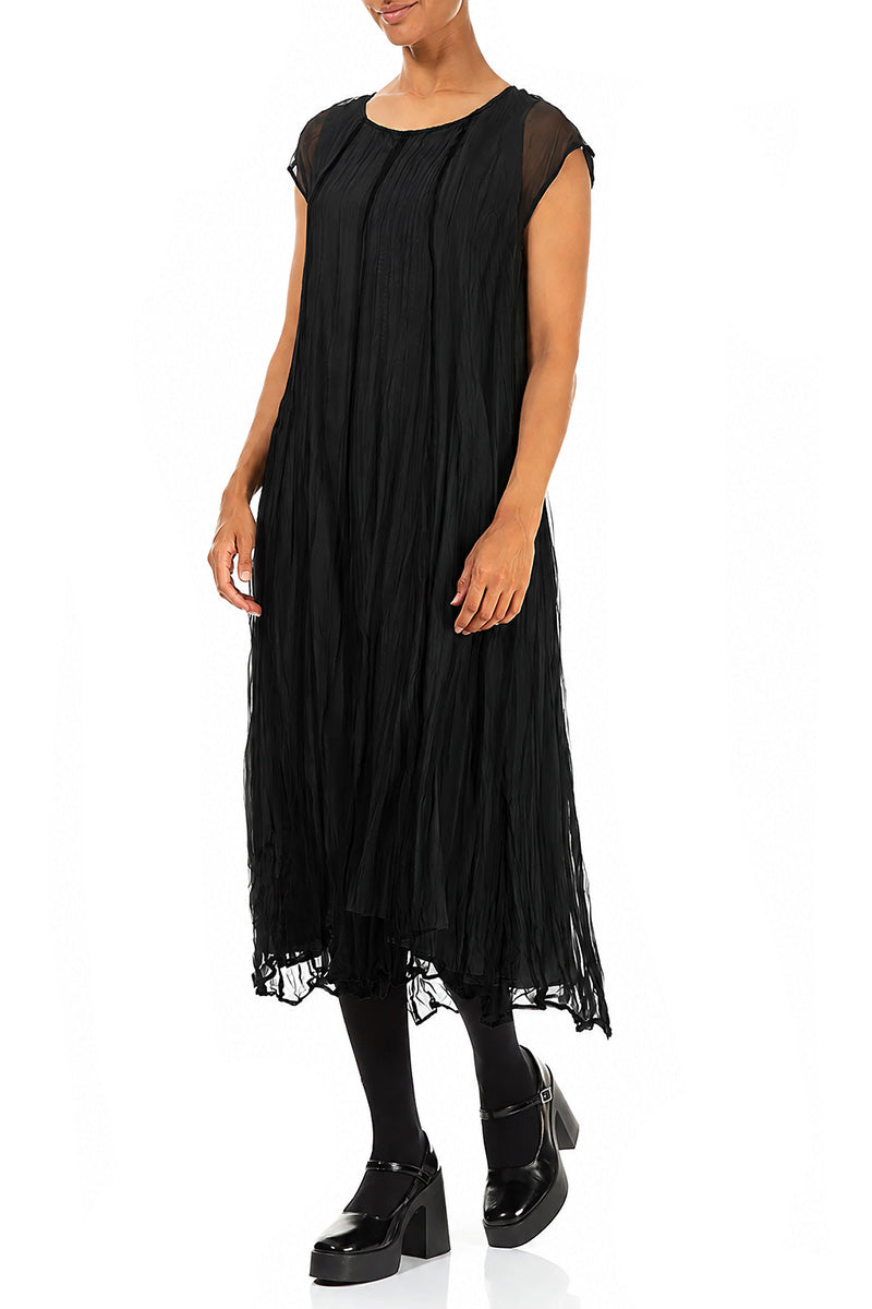 Schwarzes, knitterfreies Seidenchiffonkleid