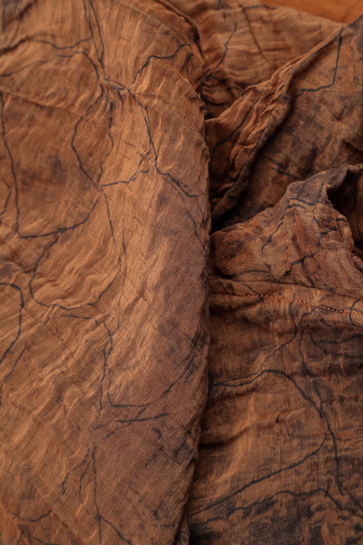 Chemisier en soie froissée à effet marbre cuivré vieilli et coupe carrée