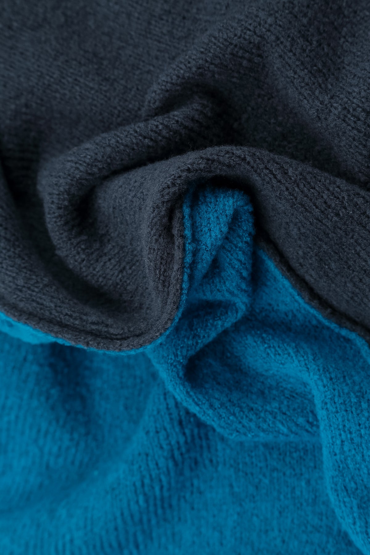 Pull en laine bleu marine et azur à empiècements de couleurs, coupe boxy