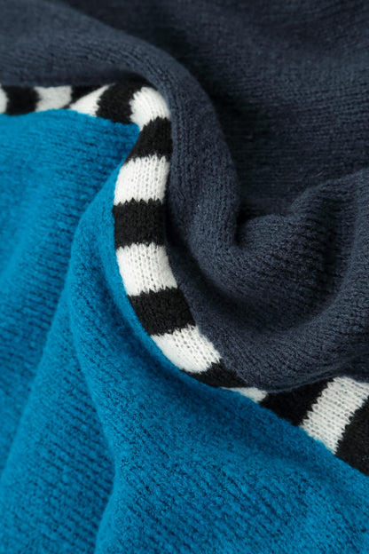 Pull en laine bleu marine et azur à empiècements de couleurs, coupe boxy