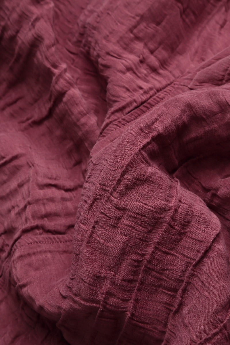 Robe boutonnée en lin et soie froissée, couleur rubis antique