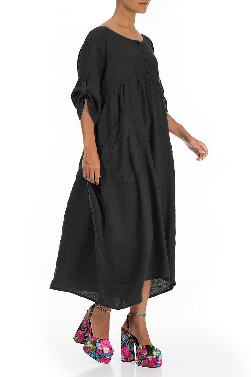 Schwarzes Leinenkleid mit Knöpfen