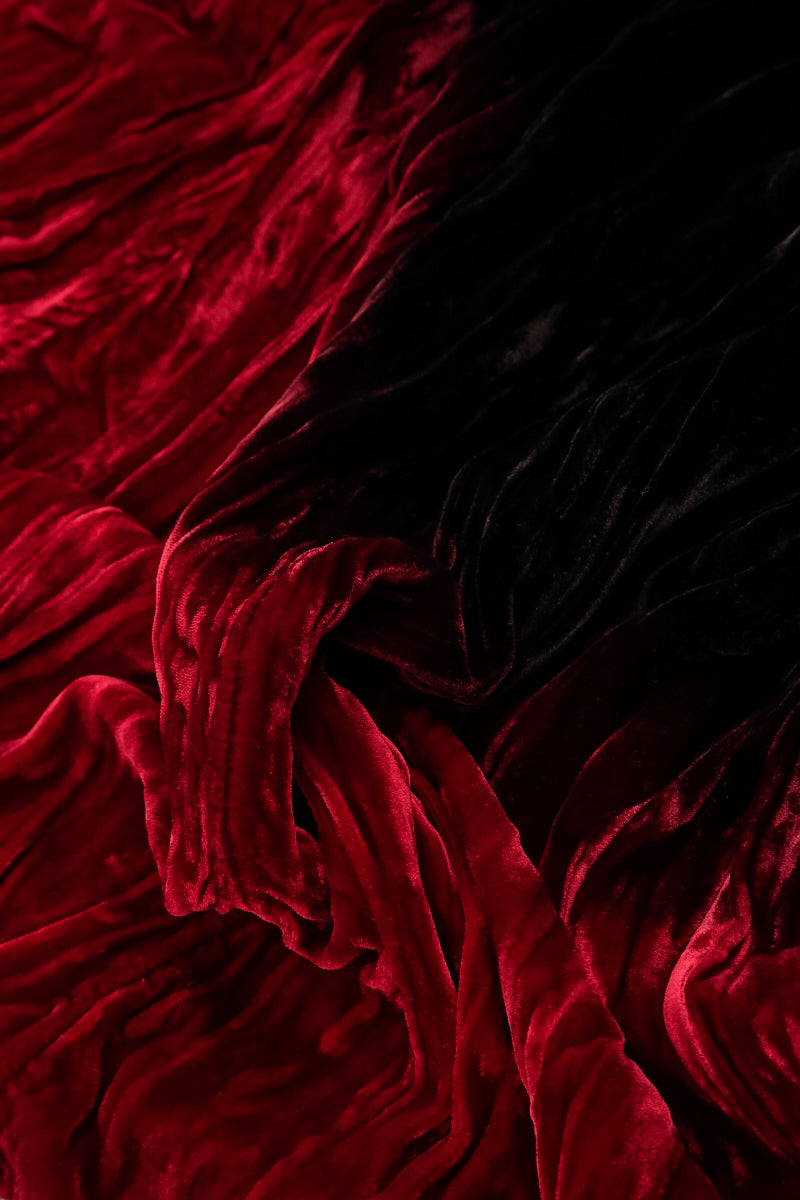 Kirschrotes Seidensamt-Ombré-Etui-Kleid