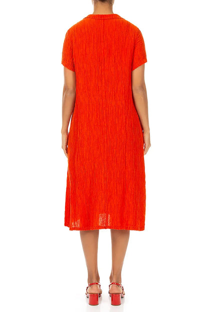 Robe en soie orange flamme froissée à col chemise