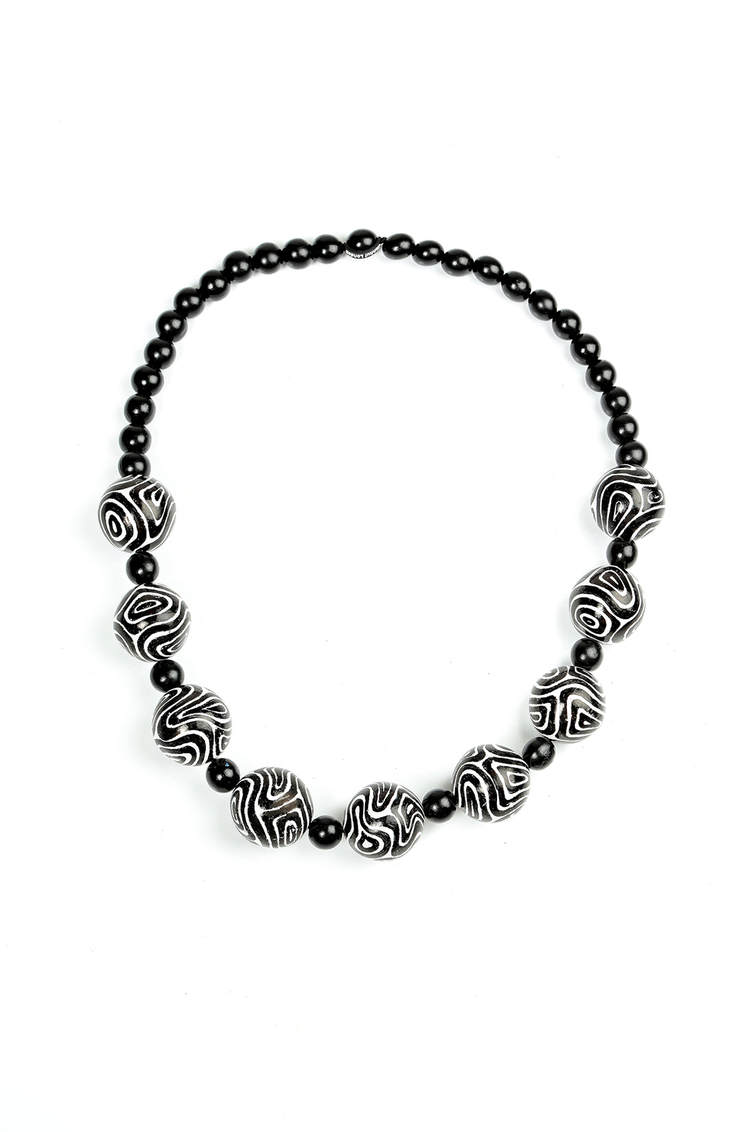 Halskette aus Holzperlen mit Konturrhythmus