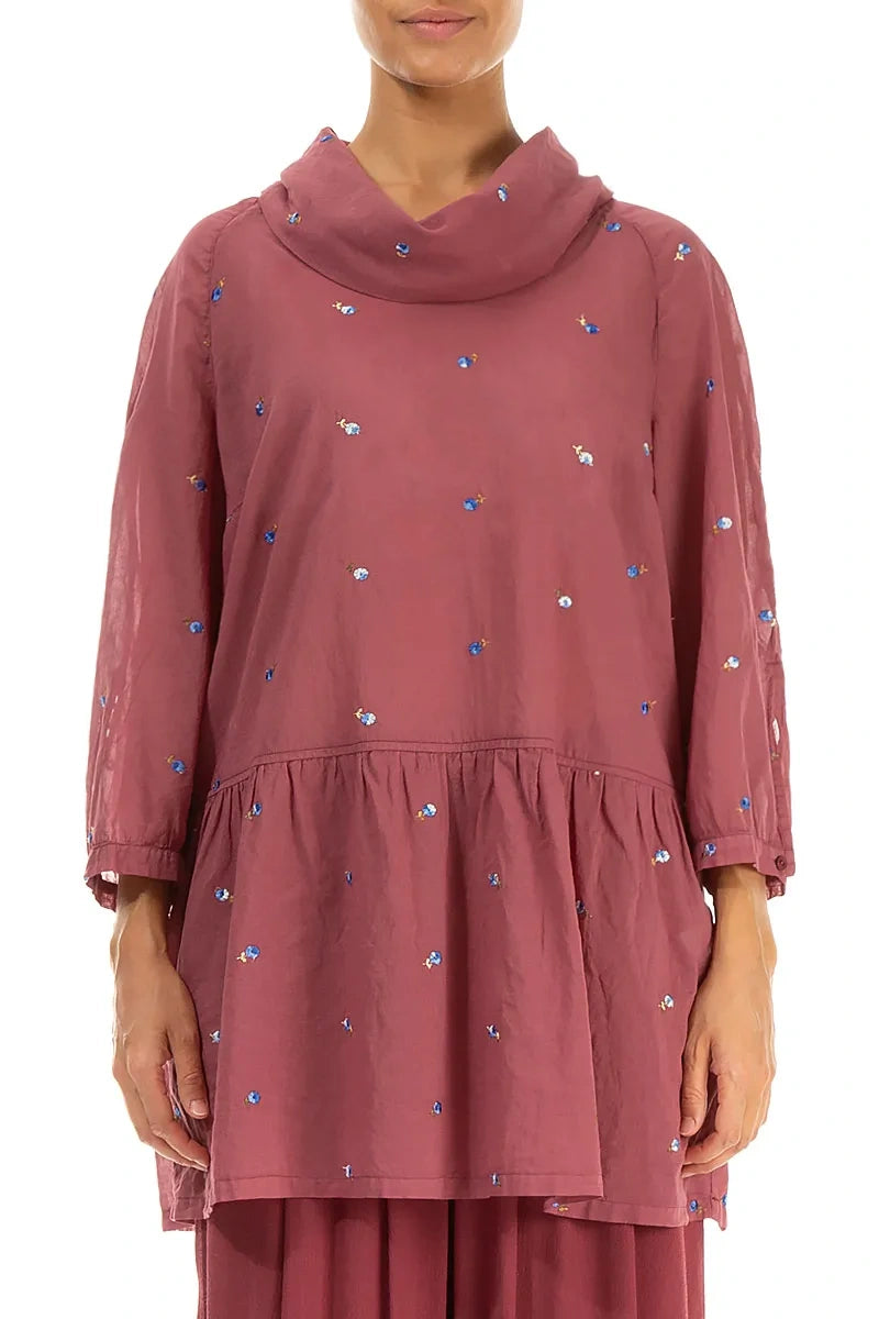 Baumwolltunika mit Wasserfallausschnitt, antikem Rubin und bestickten Blütenblättern