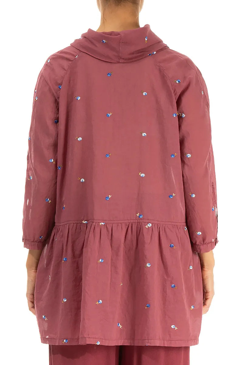 Baumwolltunika mit Wasserfallausschnitt, antikem Rubin und bestickten Blütenblättern