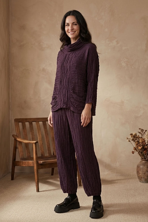 Bluse aus Crinkle-Seide und Leinen in tiefem Pflaumenton mit Wasserfallausschnitt