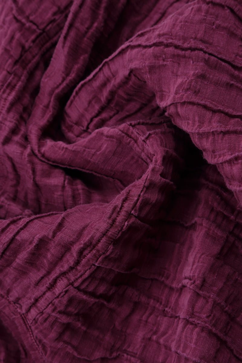 Kleid aus geknitterter magentafarbener Seide und Leinen mit Wasserfallausschnitt