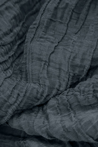 Bluse aus Crinkle-Seide und Leinen in Schiefergrau mit Wasserfallausschnitt