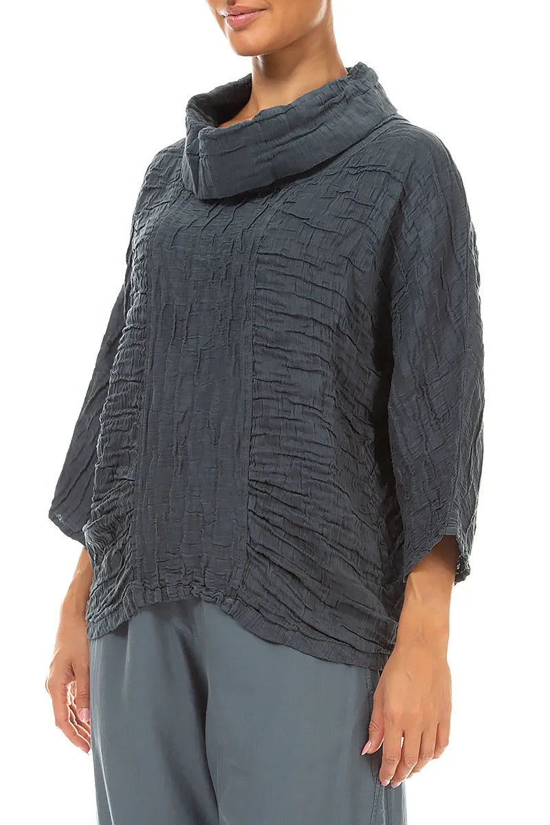 Bluse aus Crinkle-Seide und Leinen in Schiefergrau mit Wasserfallausschnitt
