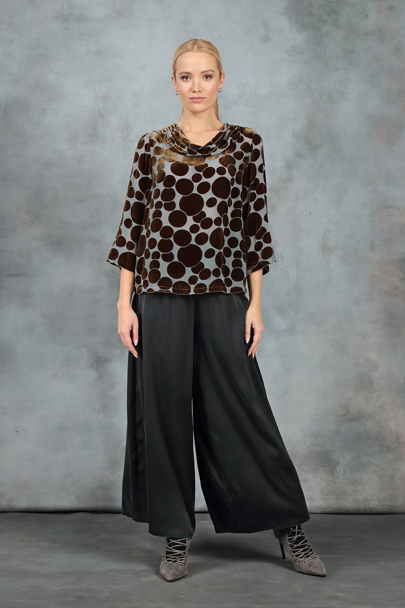 Bluse aus Seidensamt mit Wasserfallausschnitt und Bubbles in Salbeigrün