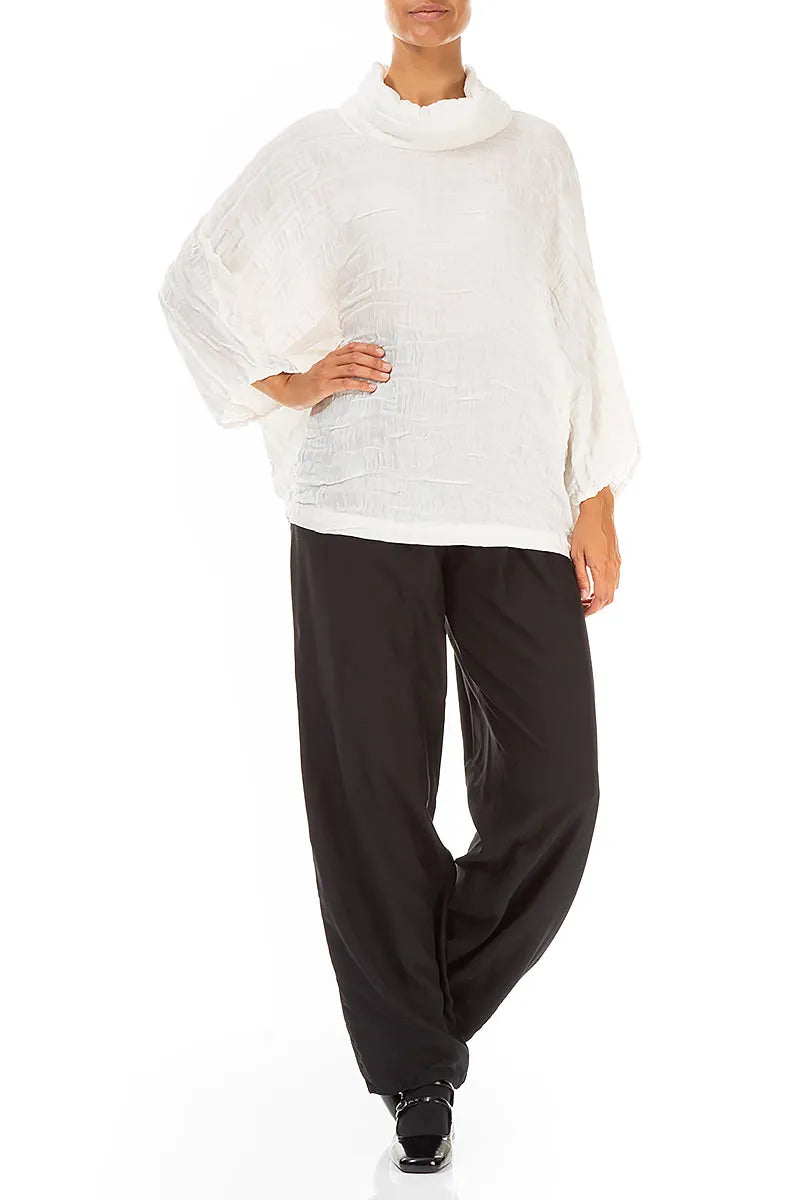 Bluse aus cremefarbenem Seidenleinen mit Wasserfallausschnitt und Kreismuster