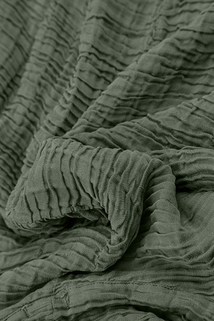 Salbeifarbenes Plissee-Seidenkleid mit Wasserfallausschnitt