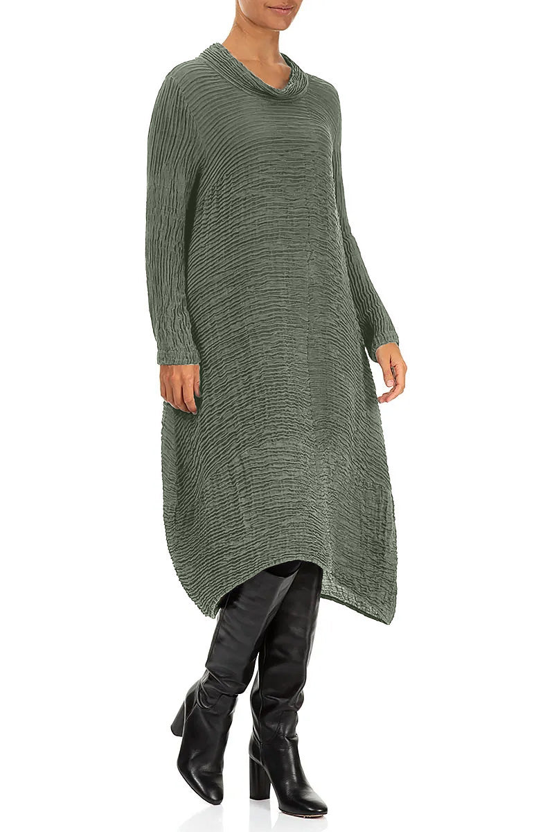 Salbeifarbenes Plissee-Seidenkleid mit Wasserfallausschnitt