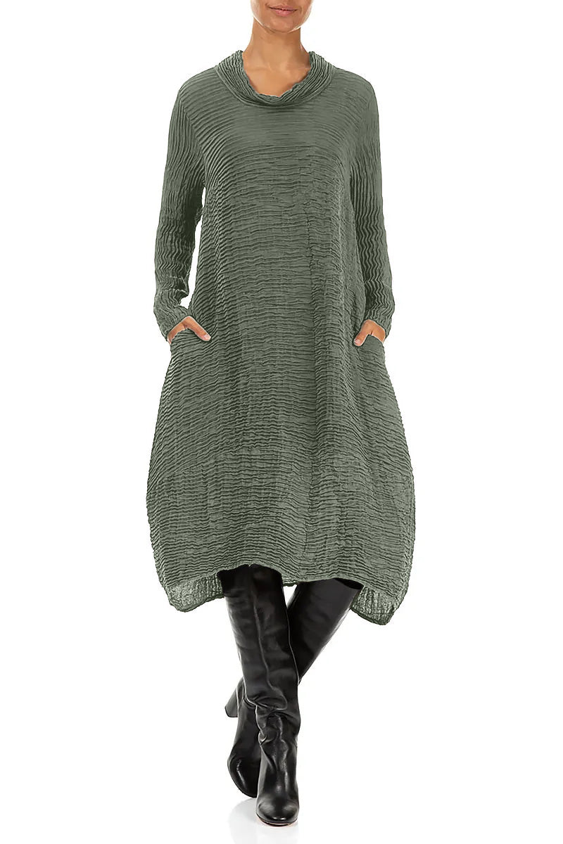 Salbeifarbenes Plissee-Seidenkleid mit Wasserfallausschnitt