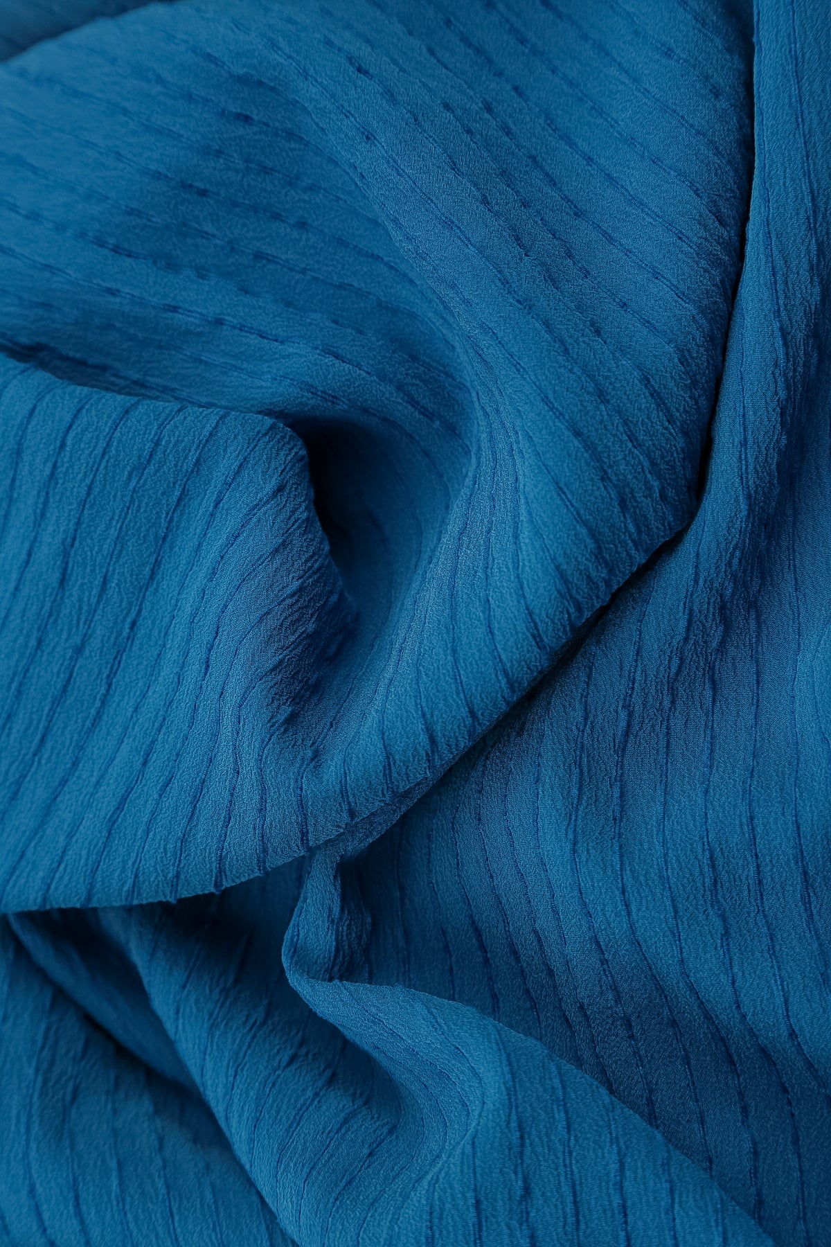 Veste en soie à rayures bleu cobalt et à fente profonde