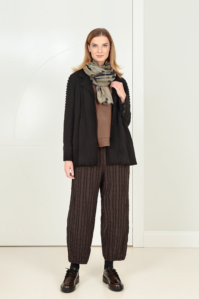 Schwarze, gewellte Baumwolljacke mit detaillierter Schulterpartie