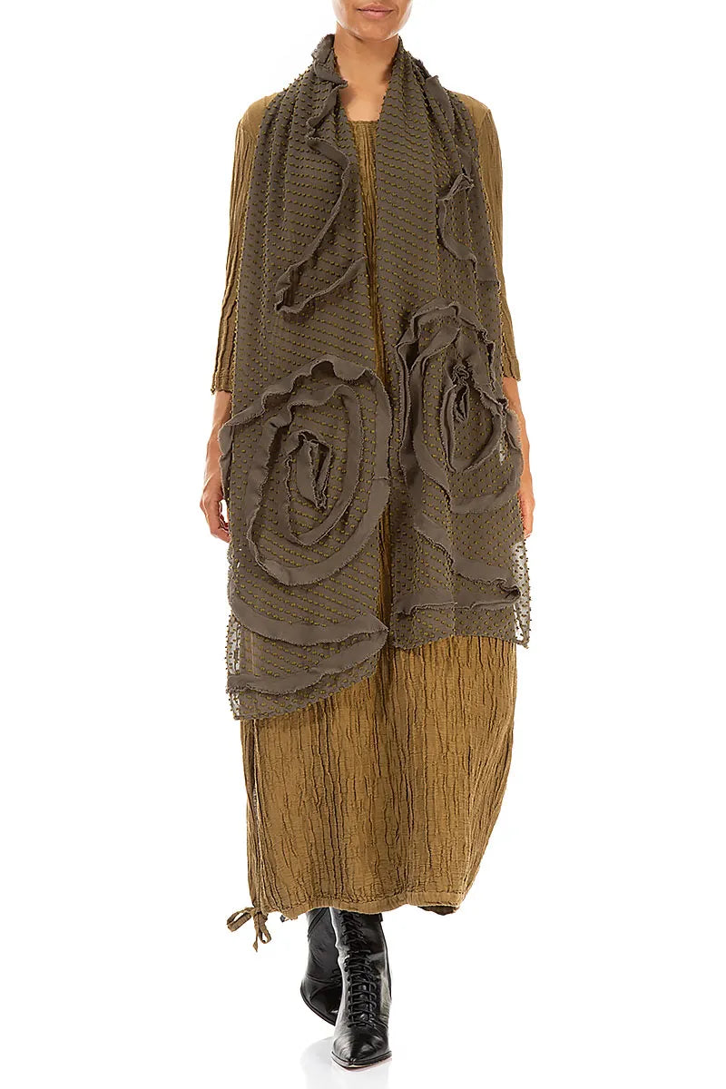 Khakifarbener Seidenschal mit gepunkteten Rüschen und Blumen