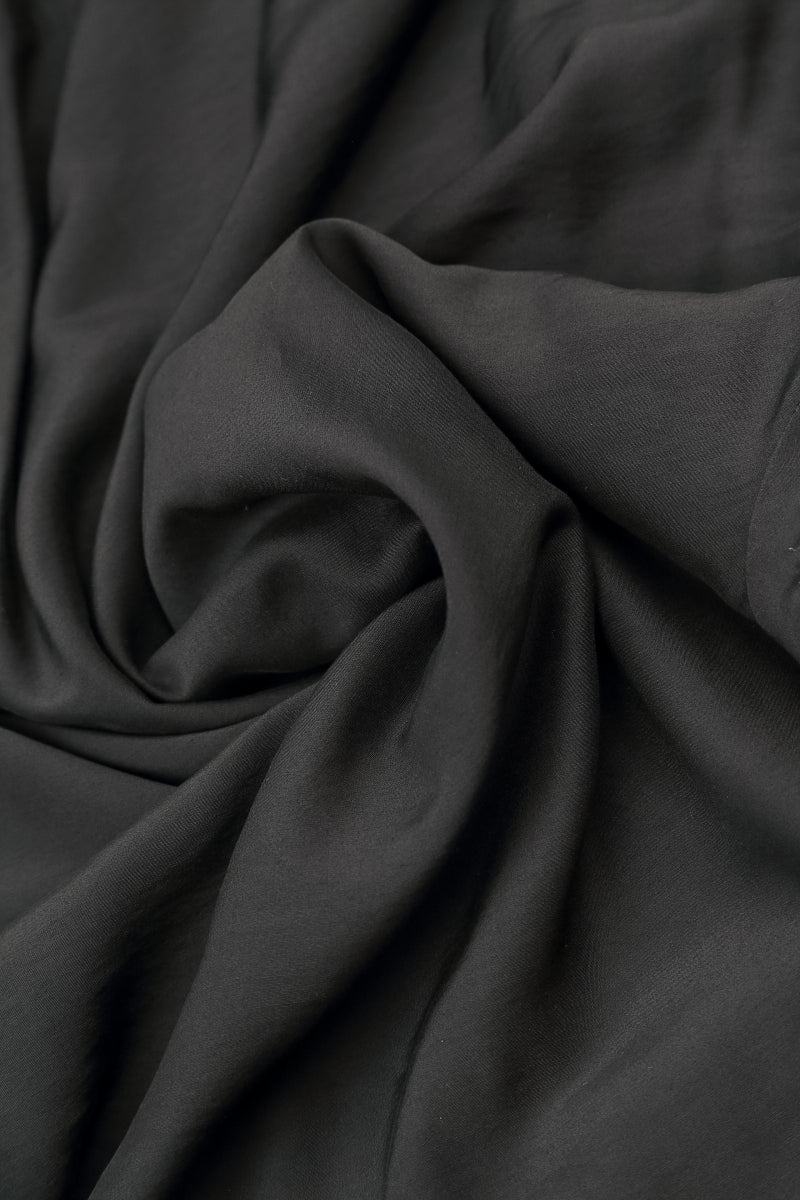 Robe drapée en soie noire à plis en bambou