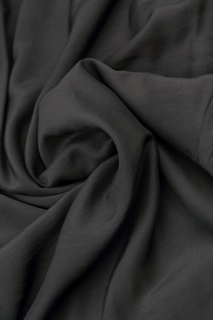 Robe drapée en soie noire à plis en bambou