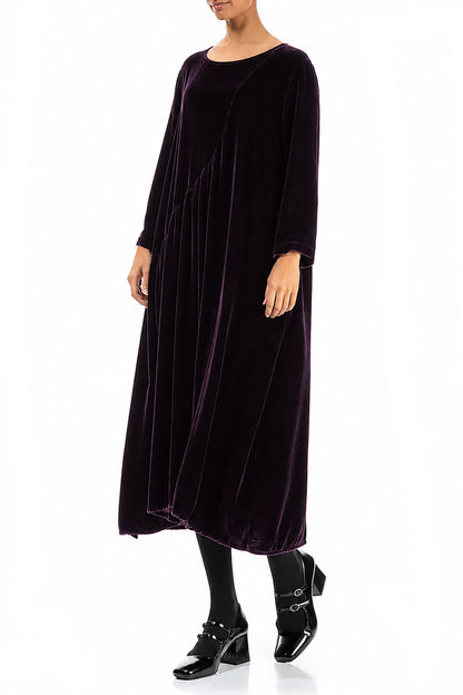 Drapiertes Kleid aus Seidensamt in tiefem Pflaumenton