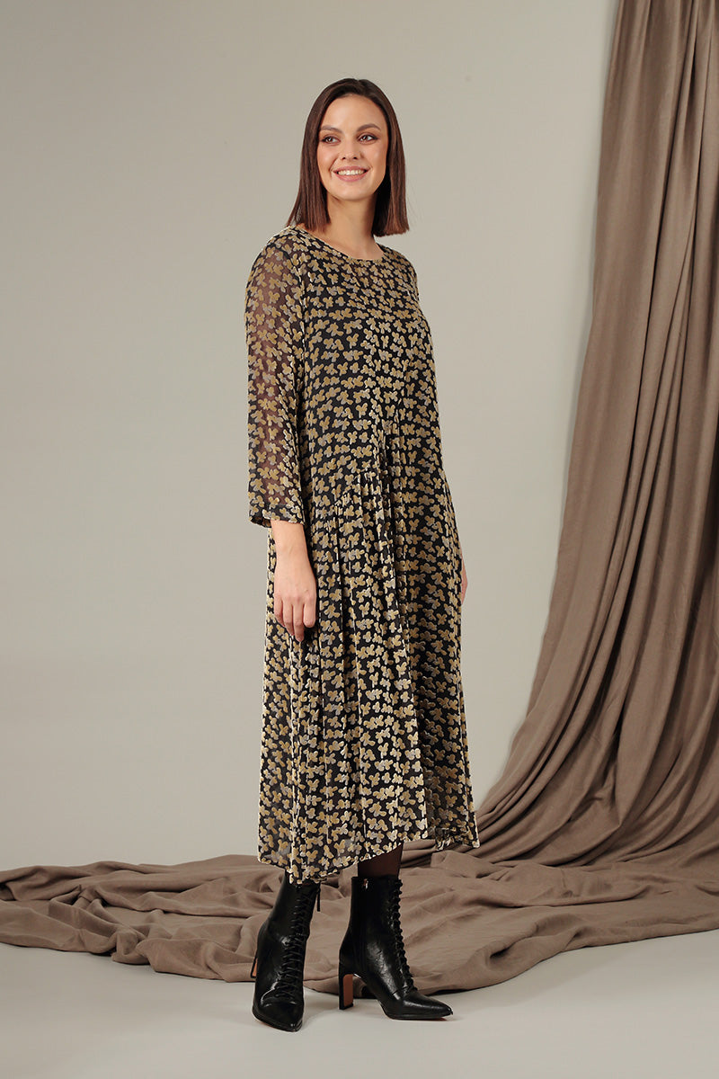 Robe en velours de soie doré à pétales dévorés drapés