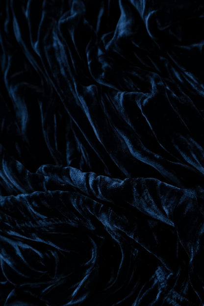 Drapiertes königsblaues Seidensamtkleid