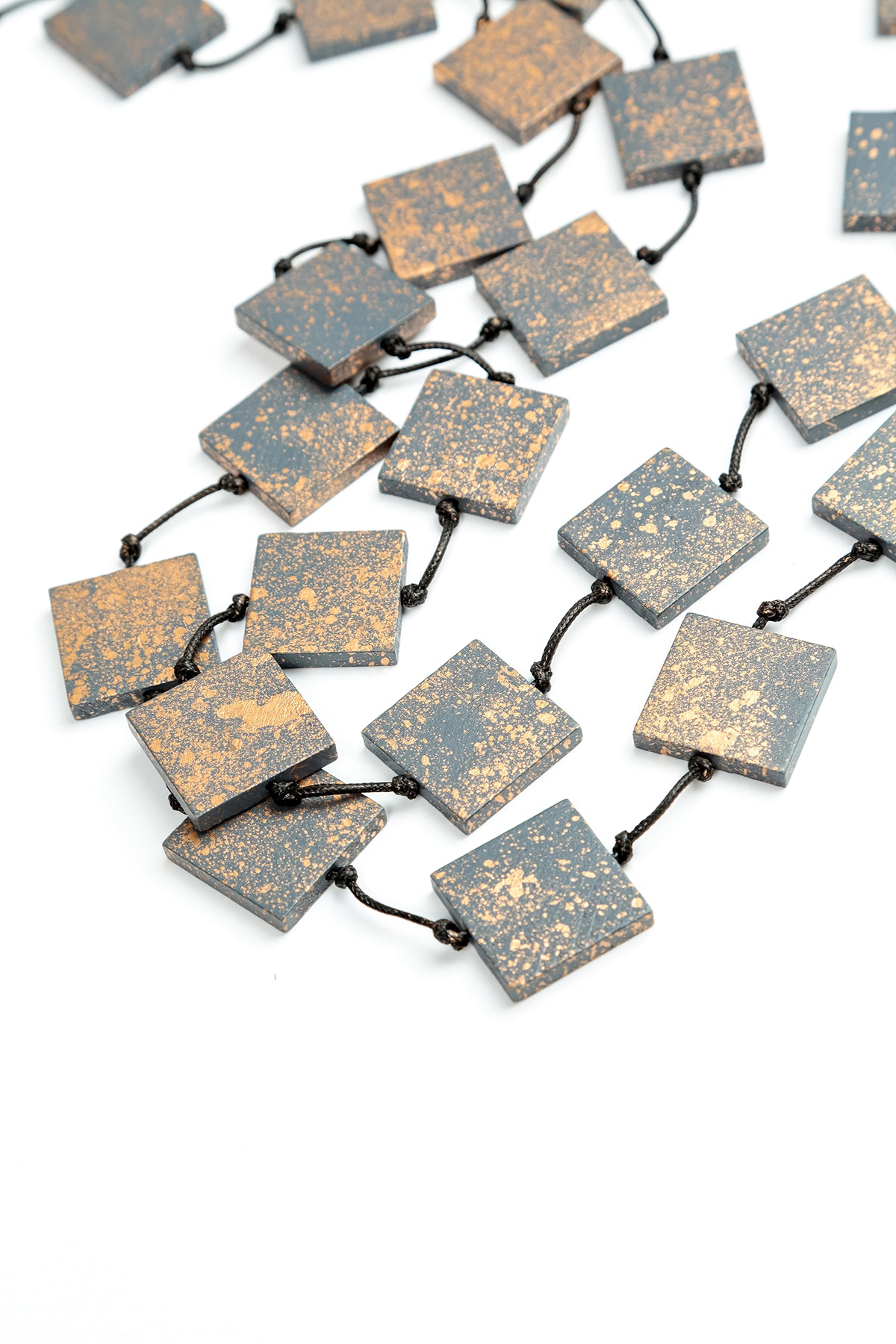 Collier carré en bois Earthline