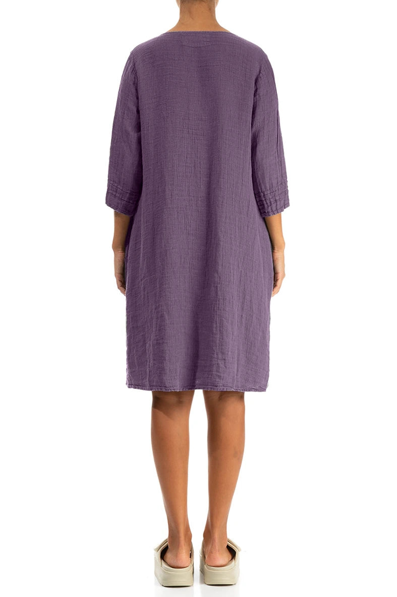 Ausgestelltes Amethyst-Crêpe-Leinenkleid