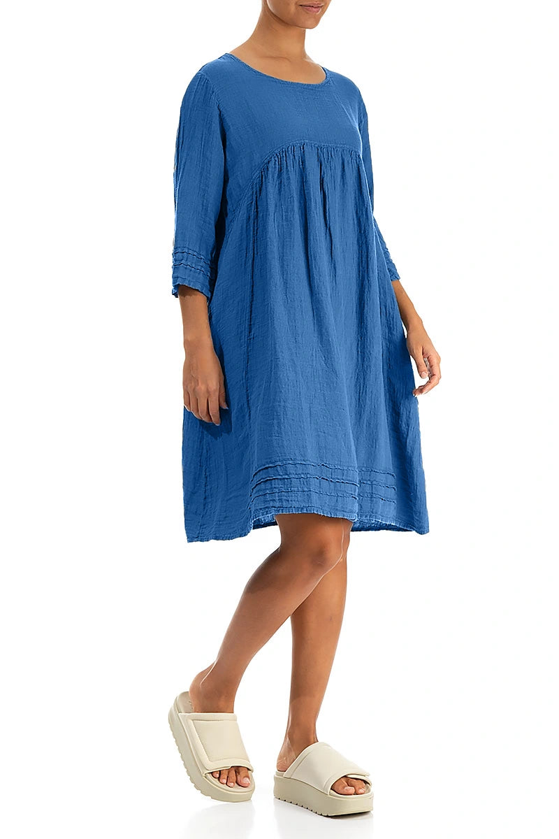 Ausgestelltes kobaltblaues Crêpe-Leinenkleid