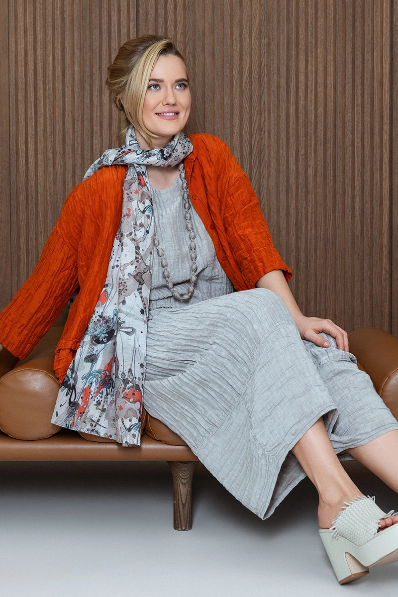 Ausgestelltes zerknittertes flammenoranges Seidenhemd