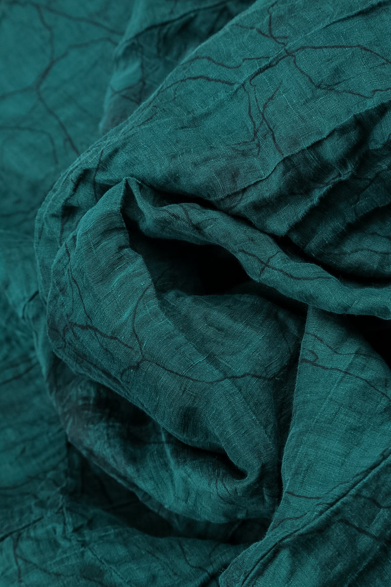 Ausgestelltes, geknittertes Seiden-Leinenkleid in Pfauenmarmoroptik