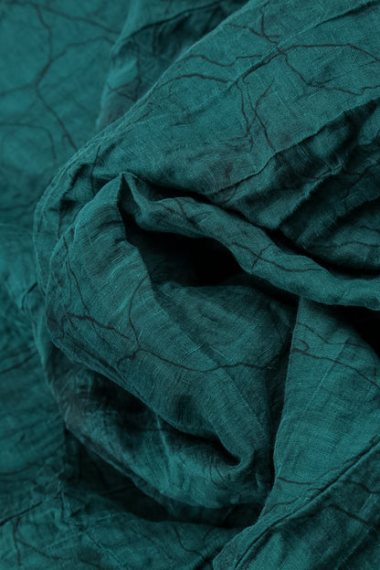 Ausgestelltes, geknittertes Seiden-Leinenkleid in Pfauenmarmoroptik