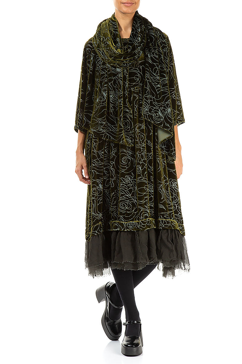 Ausgestelltes Seidensamtkleid mit Rosenmuster in Waldnebel