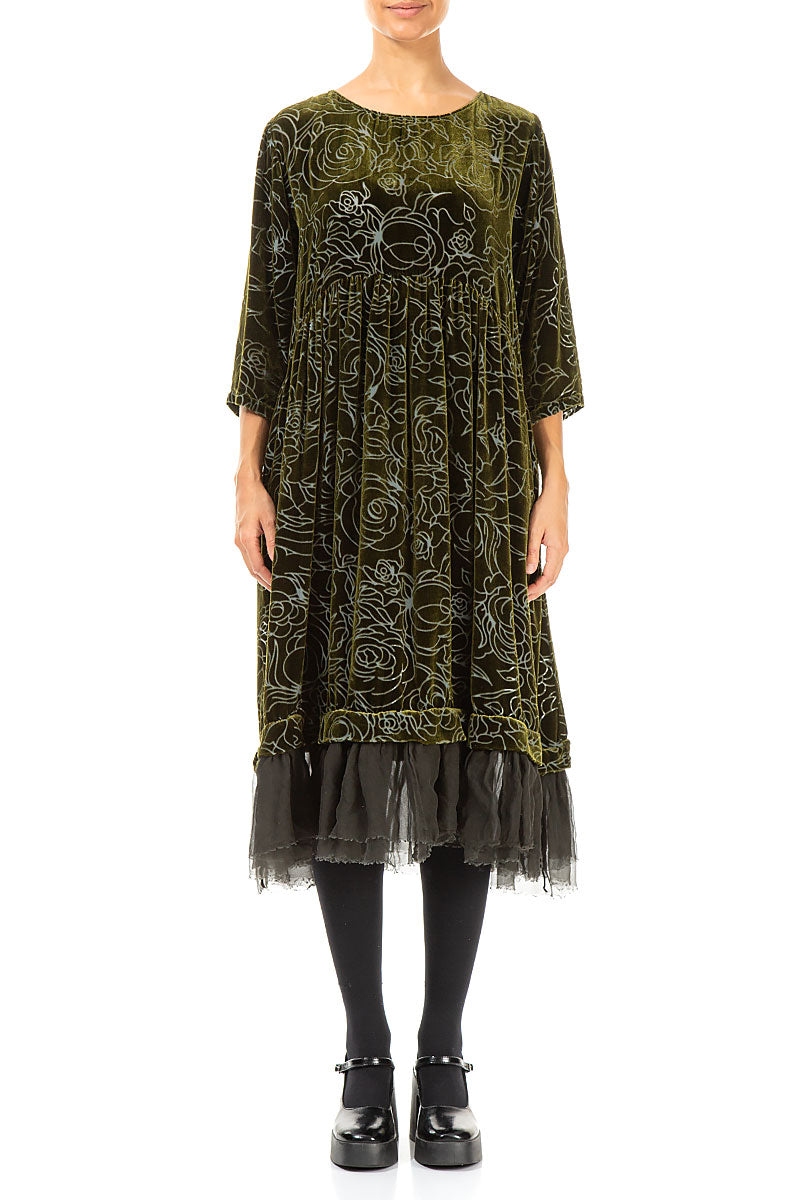 Ausgestelltes Seidensamtkleid mit Rosenmuster in Waldnebel