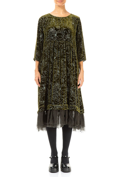 Ausgestelltes Seidensamtkleid mit Rosenmuster in Waldnebel