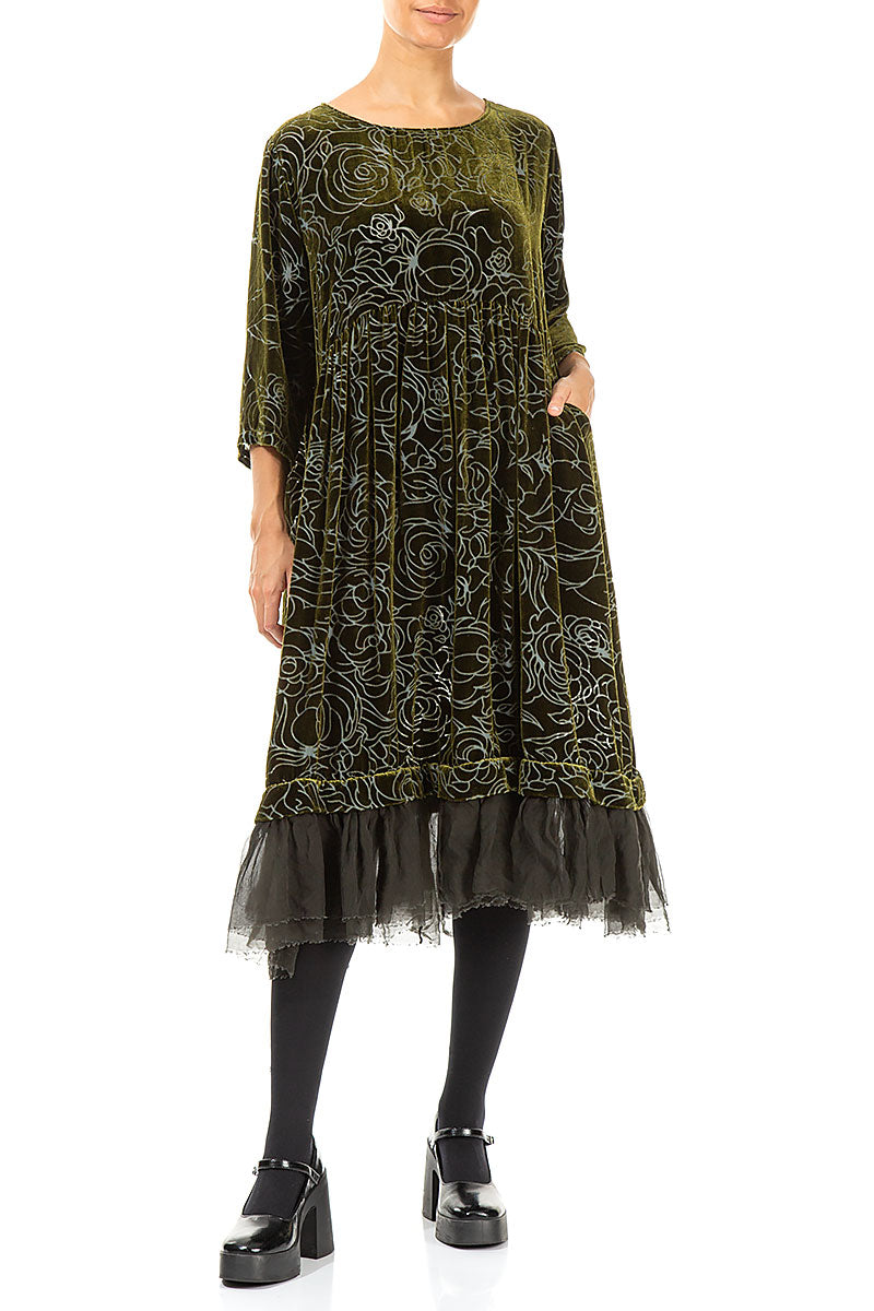 Ausgestelltes Seidensamtkleid mit Rosenmuster in Waldnebel