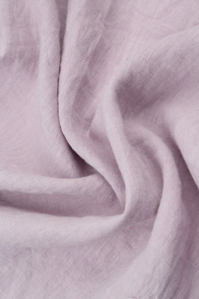 Ausgestelltes lilafarbenes Leinenhemd
