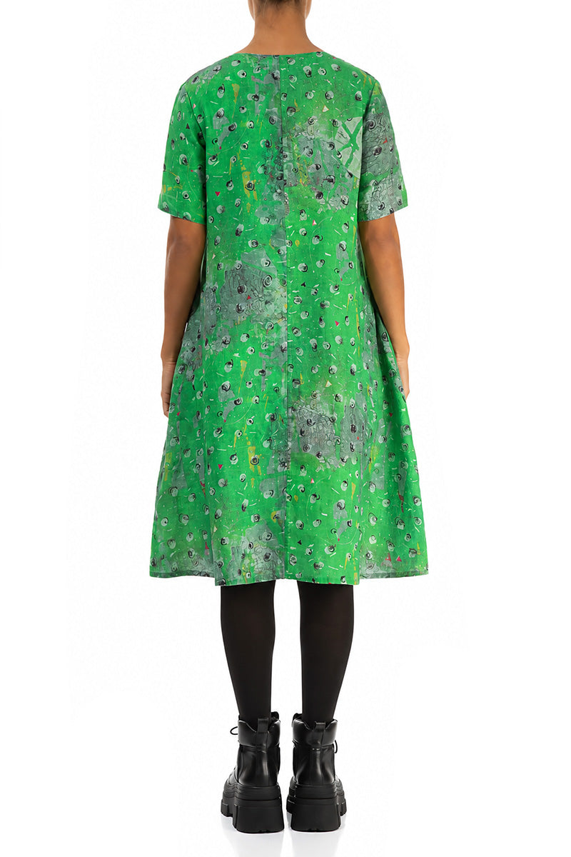 Ausgestelltes Midikleid aus wiesenfarbenem Leinen