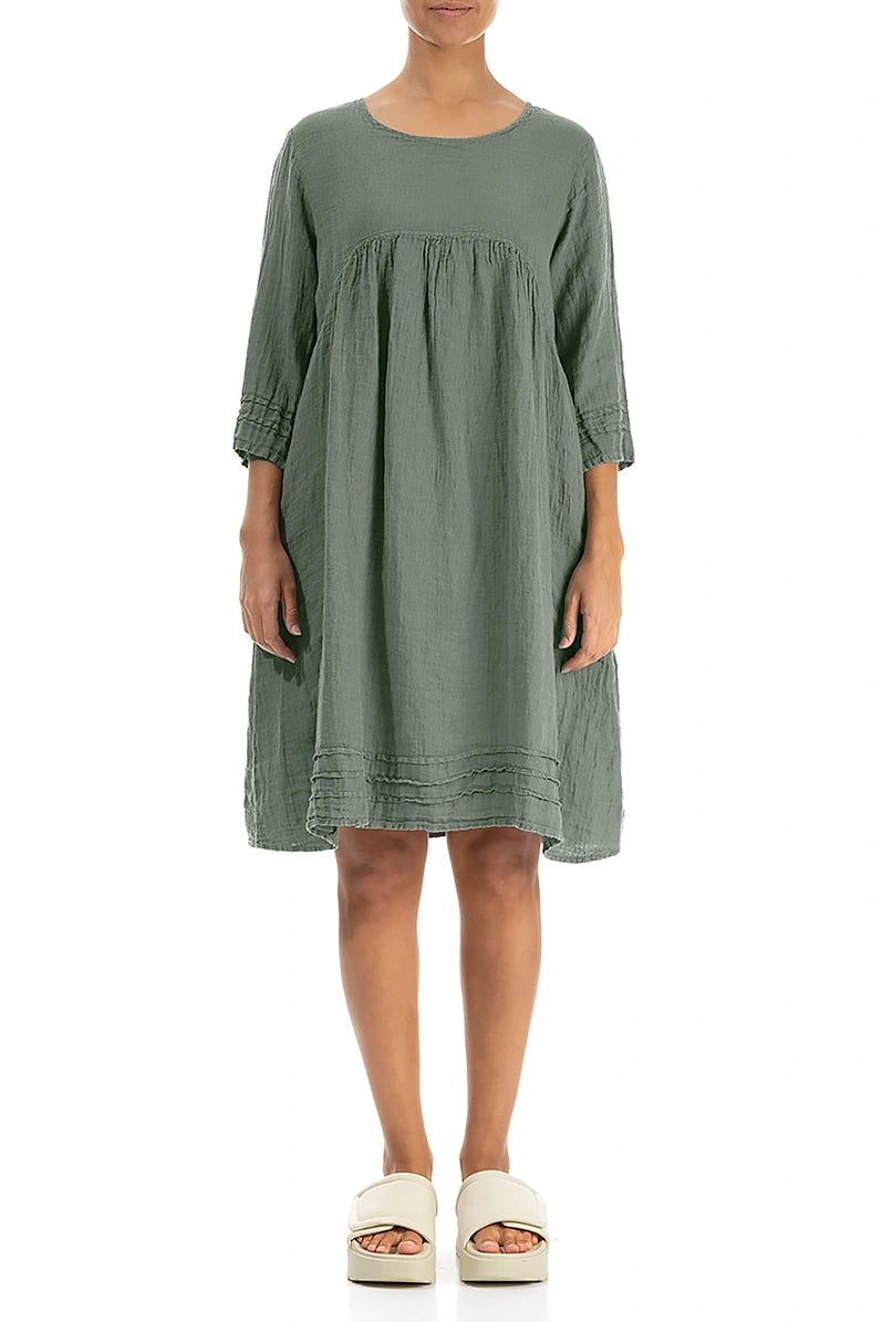 Ausgestelltes, salbeigrünes Leinenkleid