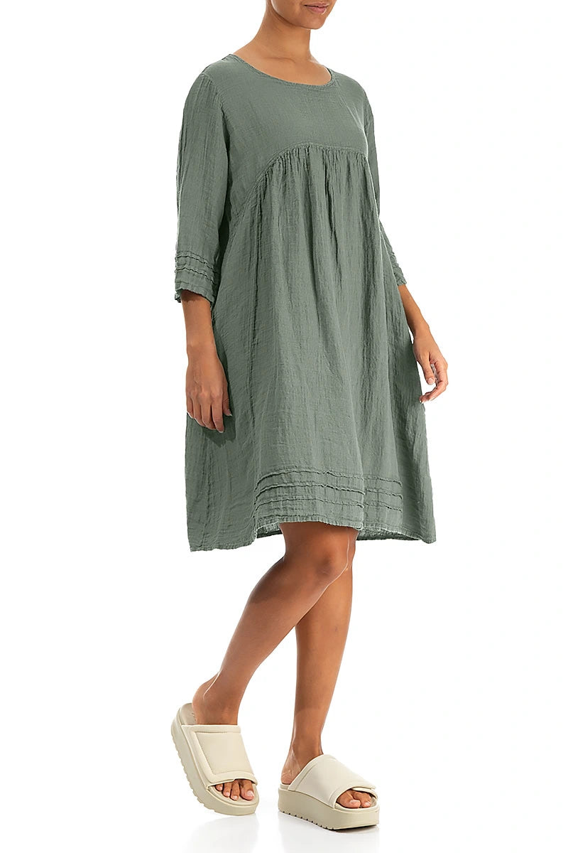 Ausgestelltes, salbeigrünes Leinenkleid