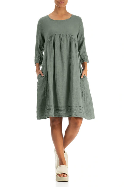 Ausgestelltes, salbeigrünes Leinenkleid