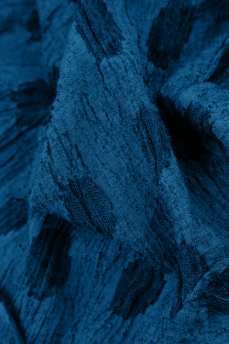 Veste en lin bleu cobalt texturé à bulles évasée