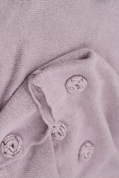 Pull en lin lilas orné de fleurs