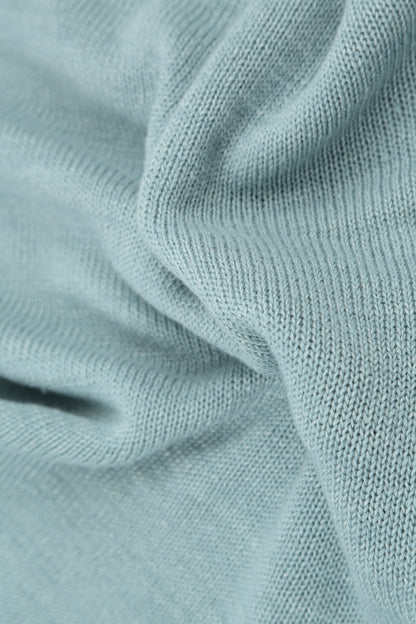 Blumenverzierte hellblaue Leinenstrickjacke