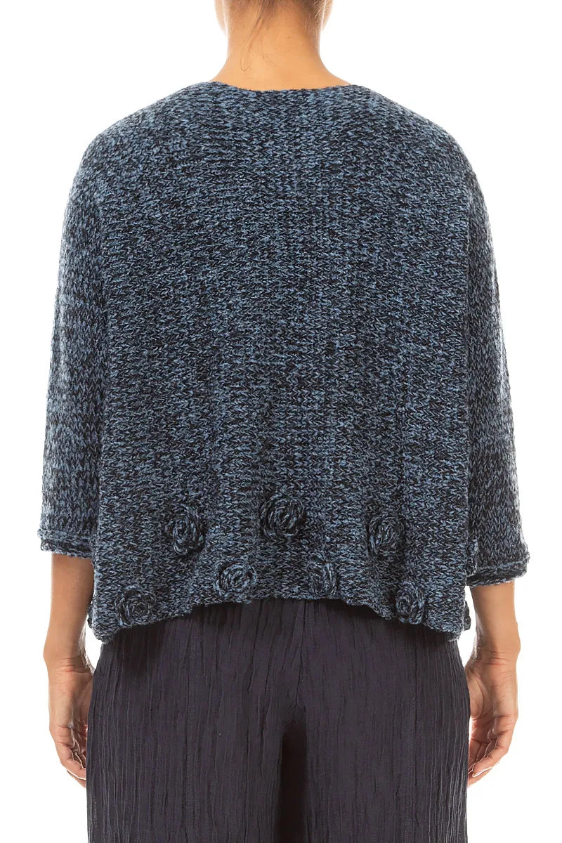 Pullover aus Mélange-Wolle in Blau mit Blumenverzierung